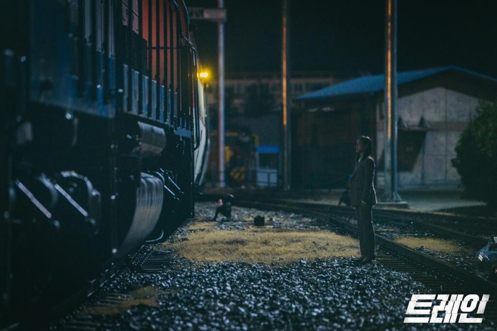Han Seo Kyung vê o trem fantasma pela primeira vez, logo antes de atirarem nela. Trem - Maratona de Sofá.