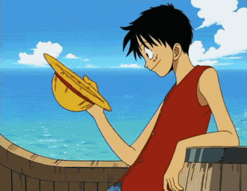 Gif de One Piece. Luffy está dentro do navio, apoiado num barril. Ele gira o seu chapéu (de palha), e a câmera se aproxima do objeto