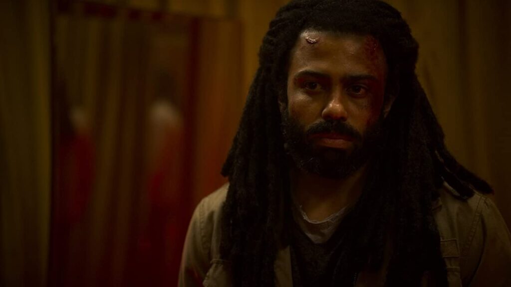 Layton visto em foco, em cena de Snowpiercer