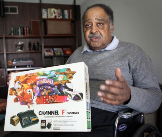 Jerry Lawson mais velho, com o console que criou em mãos