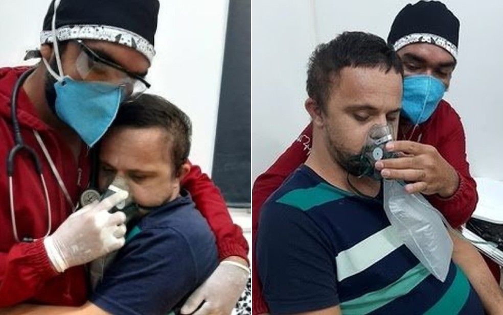 duas fotos. Na esquerda, homem é abraçado por outro homem. Oa pessoa que abraça está segurando uma máscara de inalação, com máscara, luvas e touca. Na da direita, as mesmas pessoas, mas dessa vez o homem que segura a bolsa e máscara de respiração está atrás do paciente.