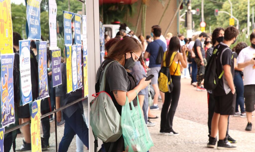Foto de diversos jovens esperando a abertura dos portões para o Enem