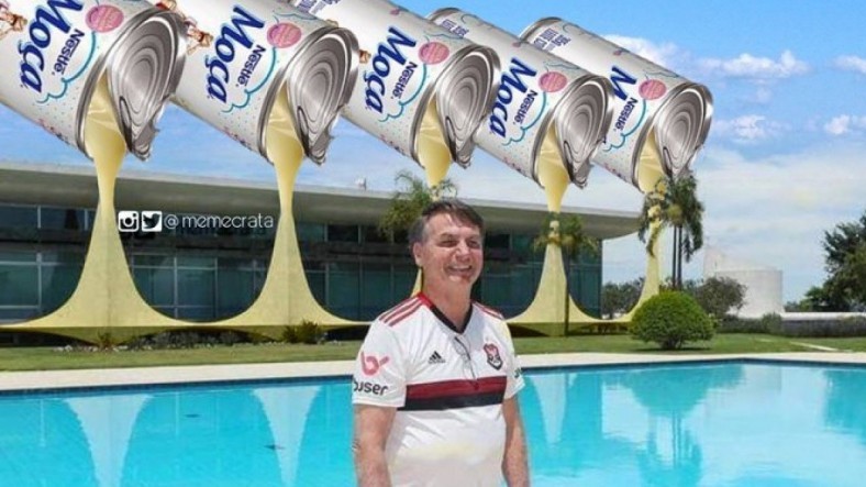 Meme. Bolsonaro está usando uma camisa de time de futebol (São Paulo, talvez), de frente para o espelho d'água, e vemos o palácio do planalto ao fundo. Colocaram na imagem latas de leite condensado abertas, e o líquido escorrendo se encontra com os pilares do Palácio.