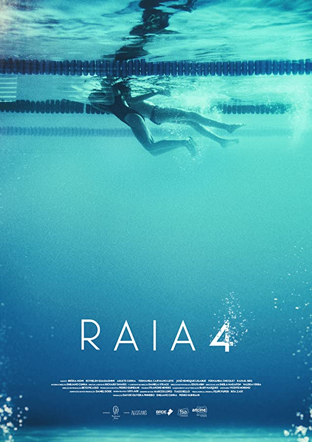 Pôster oficial de Raia 4. Foto tirada do fundo da piscina, onde se veem duas nadadoras na parte de cima, logo abaixo da superfície da água. Na parte de baixo está escrito "Raia 4"