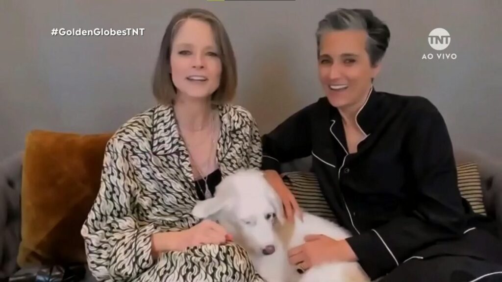 Jodie Foster, sua esposa Alexandra Hedison e o cachorro da família