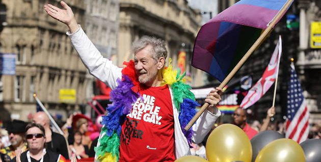 Ian McKellen comemorando numa parada de orgulho LGBTQIA+