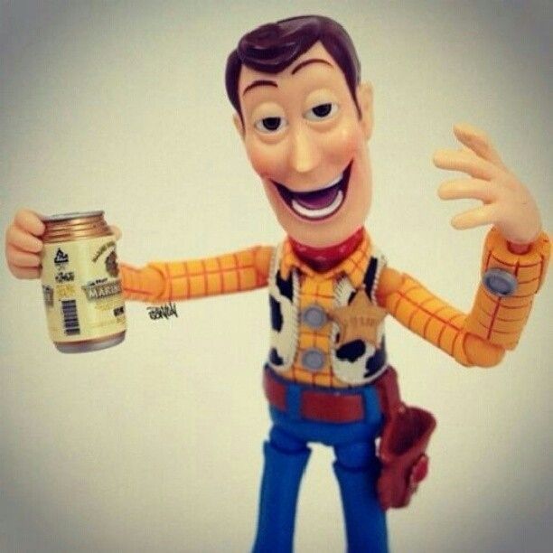 Fotografia de um boneco do Woody, da animação Toy Story, com um sorriso bobo no rosto, e uma lata de cerveja (miniatura) na mão