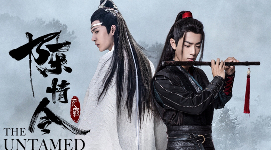 Wei Wuxian de preto tocando flauta e Lang Wangji de branco em um cartaz oficial de The Untamed.