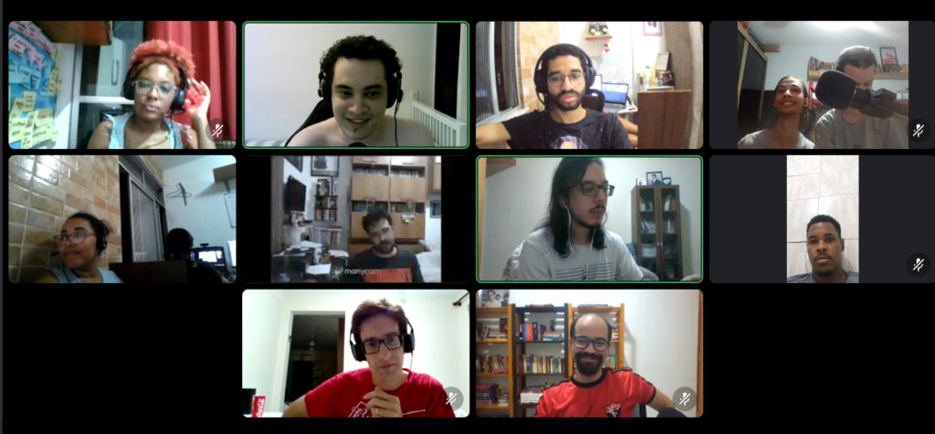 Captura de Tela do Discord, durante a gravação do último programa. Da esquerda para direita, de cima para baixo:
Bells segurando o fone, meio entediada.
Diogo sorrindo enquanto fala
Ferna prestando atenção (parece sonolento)
João Pedro sorrindo e João Gabriel de cabeça baixa, oculto pelo microfone
Laise sorrindo encostada na parede enquanto olha pra tela
Luciano com a cabeça torta para a direita
Maurício está olhando o celular
Marleson encostado na parede ouvindo
Pedro está prestando atenção
Júlio ouve enquanto sorrí.