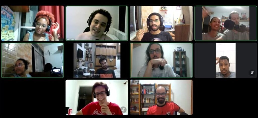 Os participantes estão ouvindo Bells, Diogo e Fernando falando.
Da esquerda para direita, de cima para baixo:
Bells, Diogo, Fernando, João Pedro e João Gabriel, Laise, Luciano, Mauricio, Marleson, Pedro, Julio