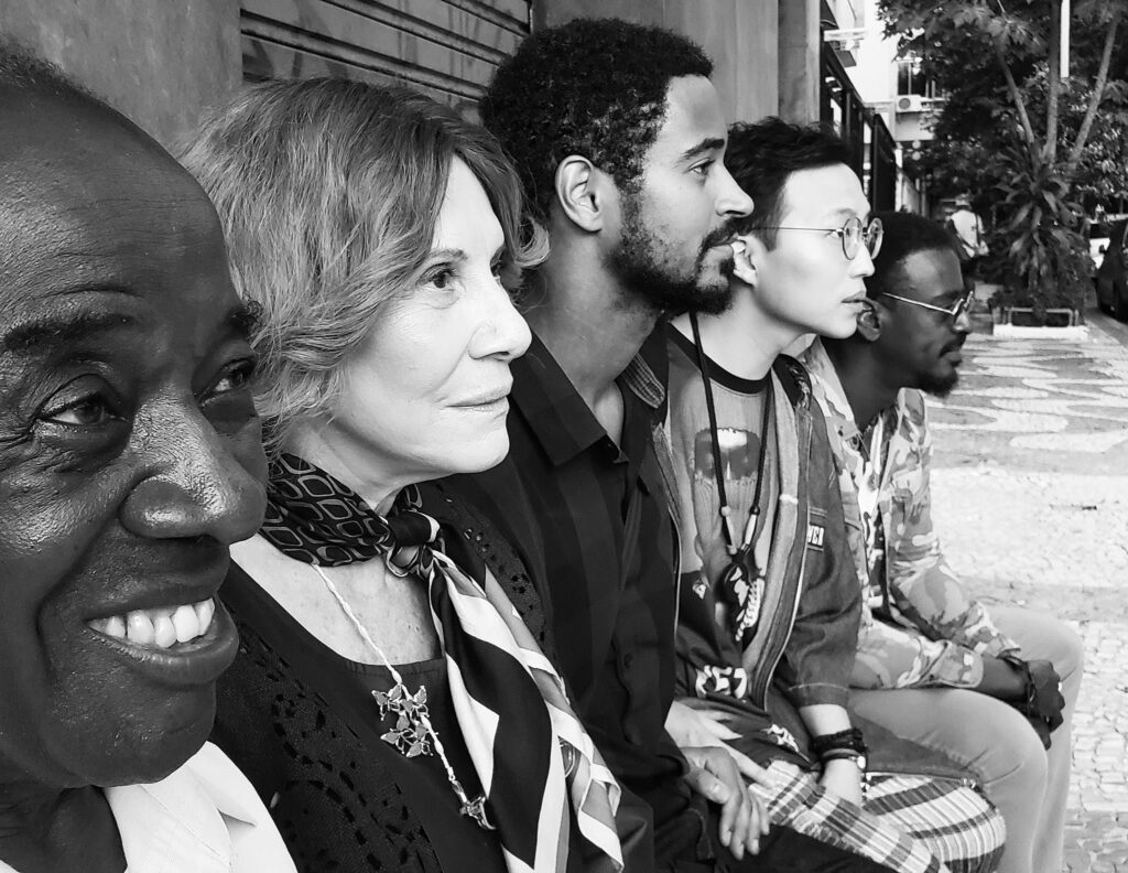 Numa rua do Rio, parte do elenco de Medida Provisória