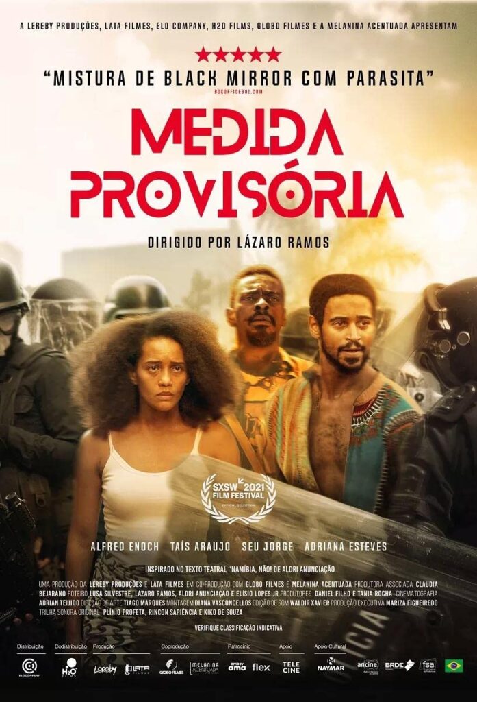 Pôster de Medida Provisória. Vemos Capitu, Antônio e André cercados por policiais bem equipados com uniformes completos. No topo, se lê "A Lereby Produções, Lata Filmes, Elo Company, H2O Films, Globo Filmes e A Melanina Acentuada apresentam". Abaixo, "Mistura de Black Mirror com Parasita". Abaixo o título, MEDIDA PROVISÓRIA. Abaixo, "dirigido por Lázaro Ramos"